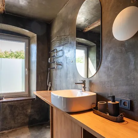 Stylish Old Town Retreat I I Cohost *